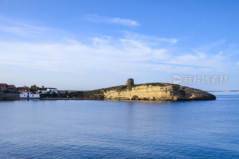 Torre del Pozzo，一个以古老的瞭望塔为特色的海边村庄-撒丁岛，意大利